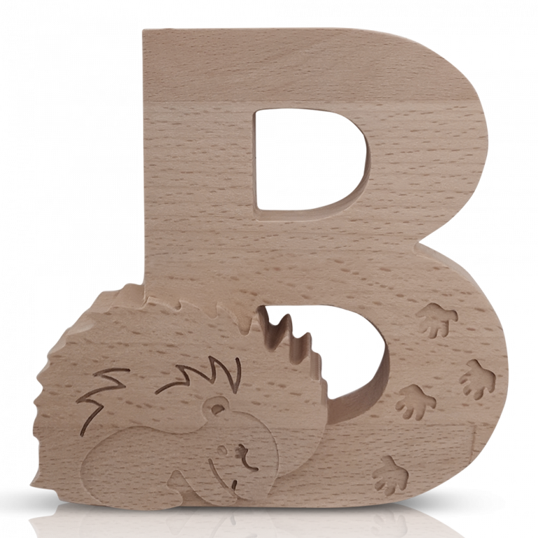 Houten letter B met een egeltje